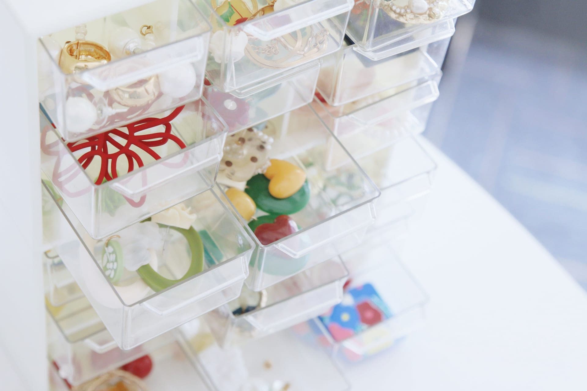 A lined jewelry tray holding several pieces